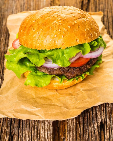 ファーストフード 木製の背景に新鮮なハンバーガー — ストック写真