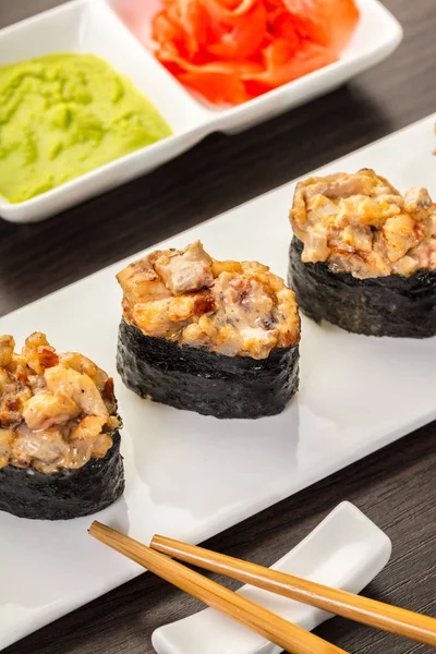 Japon yemekleri, baharatlı gunkan rulo üzerinde ahşap arka plan