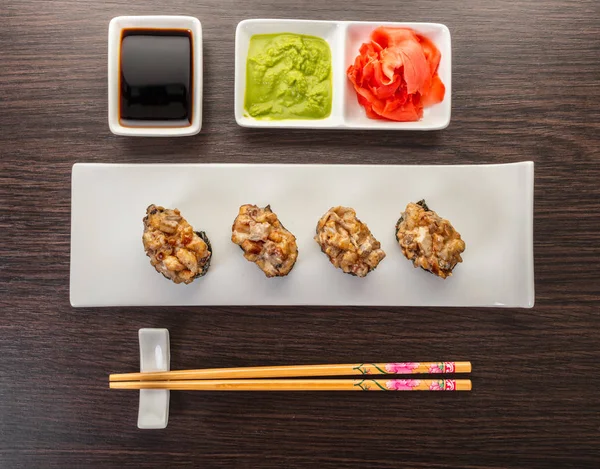 Japon yemekleri, baharatlı gunkan rulo üzerinde ahşap arka plan