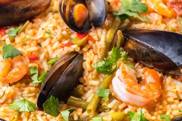 Gıda arka plan, paella deniz ürünleri ve sebze yakın çekim ile