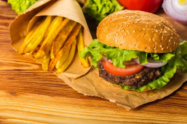 Fast food, taze hamburger ve patates kızartması