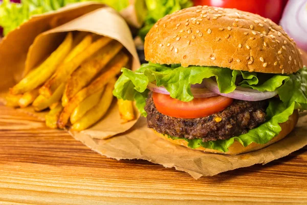 Fast food, taze hamburger ve patates kızartması