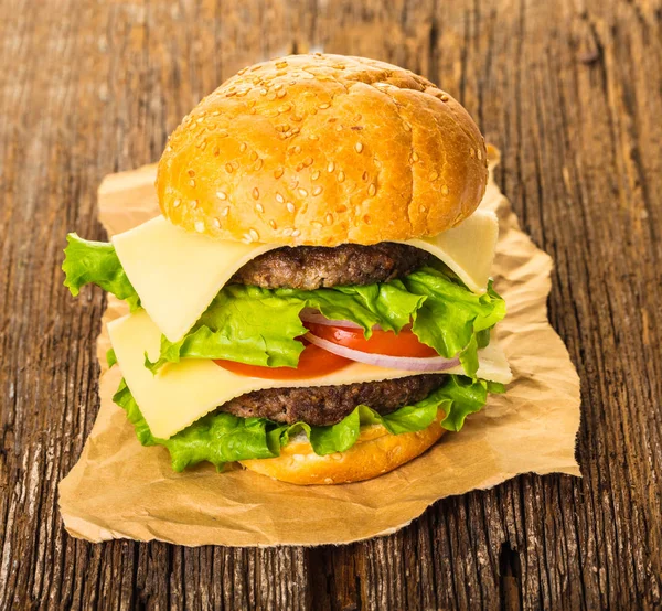 Fast Food Świeże Burger Podłoże Drewniane — Zdjęcie stockowe