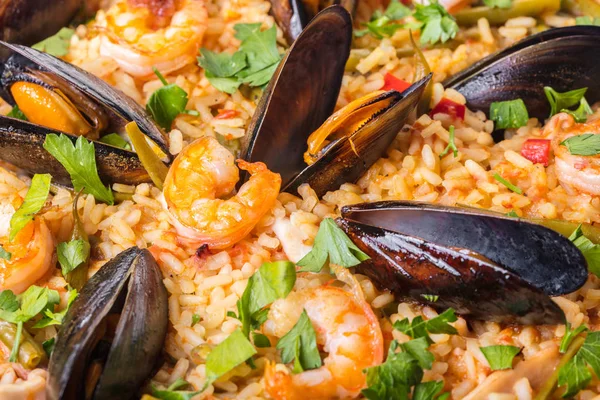 Gıda arka plan, paella deniz ürünleri ve sebze yakın çekim ile