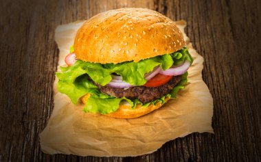 Lokanta, ahşap arka plan üzerinde taze hamburger