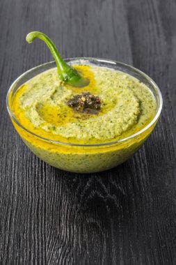 Humus ıspanak ve acı biber siyah ahşap zemin ile