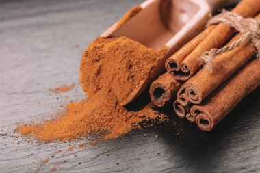 siyah bir taş zemin üzerine tarçın baharat yakın çekim