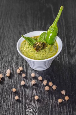 Humus ıspanak ve acı biber siyah ahşap zemin ile