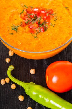 Humus sebze siyah ahşap zemin ile