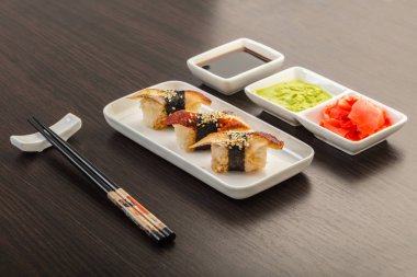 Japon gıda, suşi ile ahşap arka plan üzerinde yılan balığı