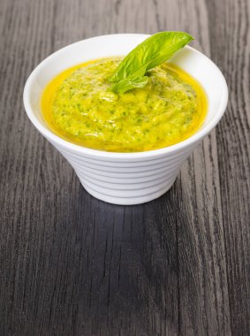 Humus ıspanak siyah ahşap zemin ile