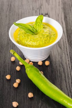 Humus ıspanak siyah ahşap zemin ile