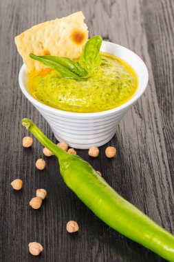 Humus ıspanak siyah ahşap zemin ile