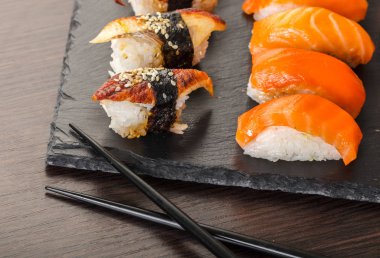 Japon mutfağı, bir masa, ahşap arka plan ayarlamak suşi