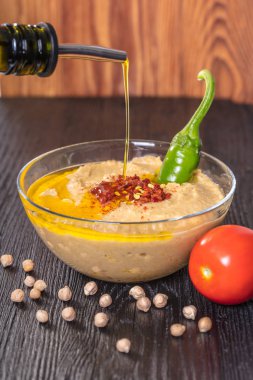 Zeytinyağı humus acı biber ile dökülen