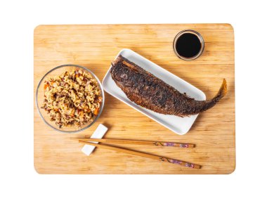 Balık beyaz izole zemin üzerine pirinç pişmiş