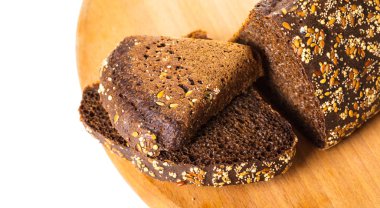 Beyaz arka planda siyah ekmek