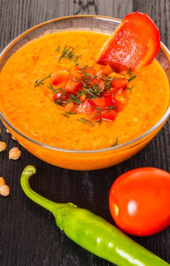 Humus sebze siyah ahşap zemin ile