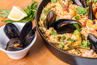 İspanya mutfağı, deniz ürünleri ve sebze ile paella