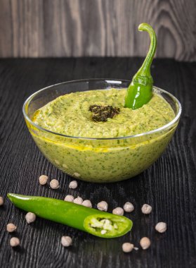 Humus ıspanak ve acı biber siyah ahşap zemin ile