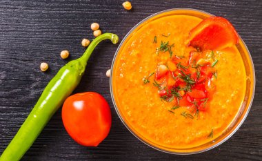 Humus sebze siyah ahşap zemin ile