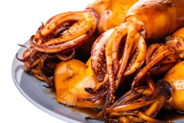 Beyaz arka plan üzerine bir tabak kalamar pişmiş