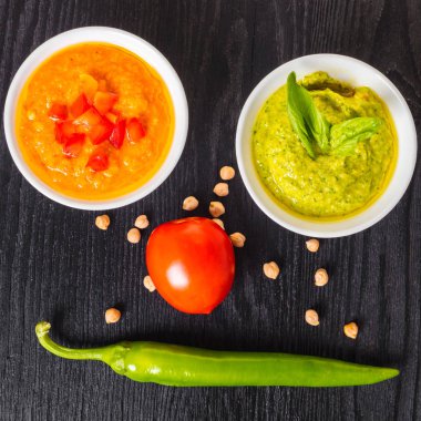 sebze siyah ahşap zemin ile çeşitli humus