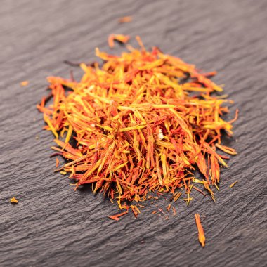 siyah bir zemin üzerine kuru baharat safran yakın çekim