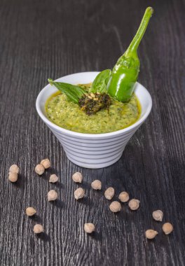 Humus ıspanak ve acı biber siyah ahşap zemin ile