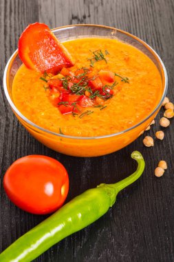 Humus sebze siyah ahşap zemin ile