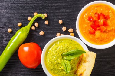 sebze siyah ahşap zemin ile çeşitli humus