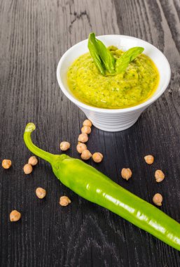 Humus ıspanak siyah ahşap zemin ile