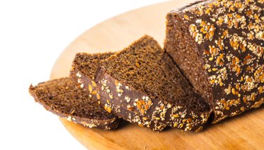 Beyaz arka planda siyah ekmek