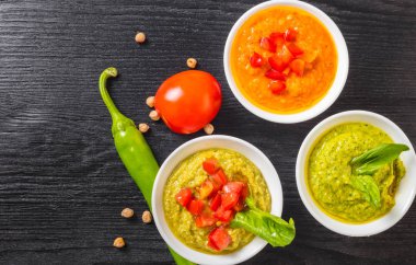 sebze siyah ahşap zemin ile çeşitli humus