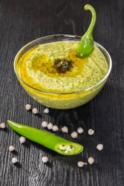Humus acı biber siyah ahşap zemin ile