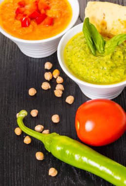 sebze siyah ahşap zemin ile çeşitli humus