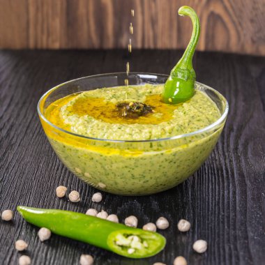 Zeytinyağı humus acı biber ile dökülen