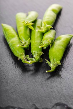 Taze yeşil bezelye POD siyah bir zemin üzerine