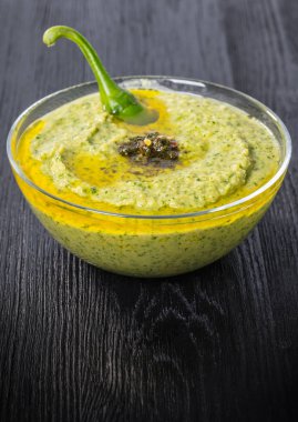 Humus acı biber siyah ahşap zemin ile