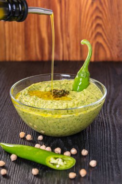 Zeytinyağı humus acı biber ile dökülen