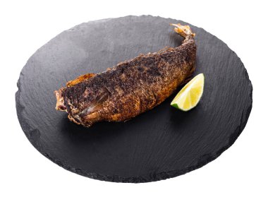 pişmiş balık ve beyaz izole zemin üzerine kireç dilim