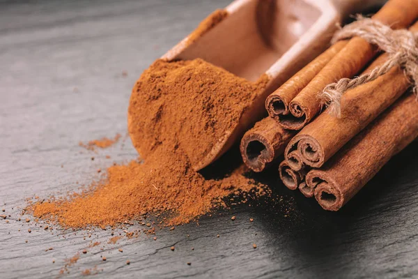 siyah bir taş zemin üzerine tarçın baharat yakın çekim