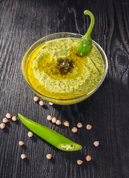 Humus acı biber siyah ahşap zemin ile