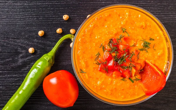 Humus sebze siyah ahşap zemin ile