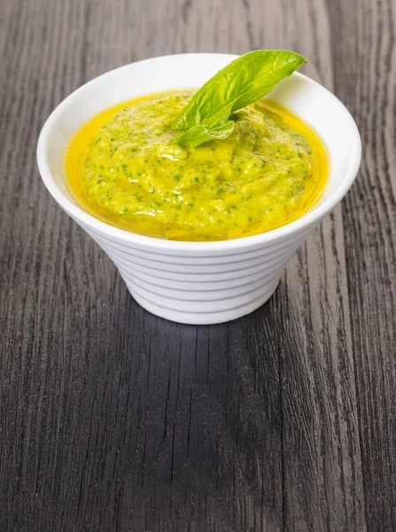 Humus ıspanak siyah ahşap zemin ile