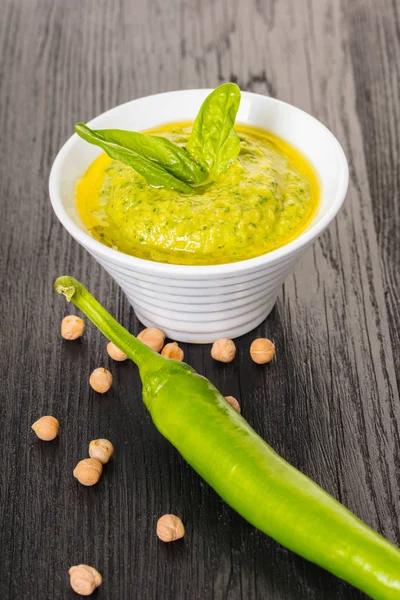 Humus ıspanak siyah ahşap zemin ile