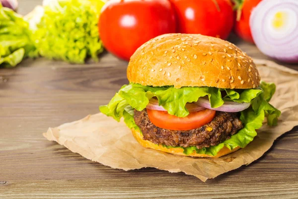 Fast Food Świeże Burger Podłoże Drewniane — Zdjęcie stockowe