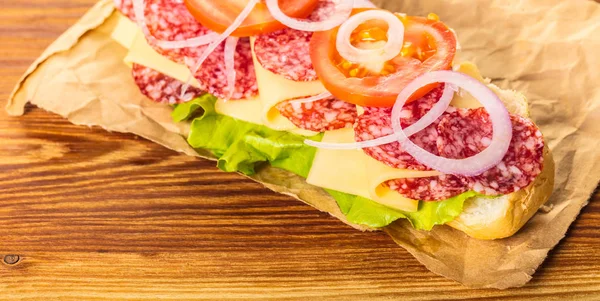 サラミ チーズ 木製の背景に野菜のサンドイッチ — ストック写真