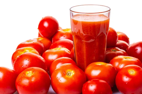 Jus Tomat Dan Tomat Matang Pada Latar Belakang Putih — Stok Foto