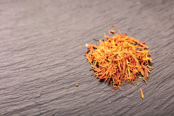 siyah bir zemin üzerine kuru baharat safran yakın çekim